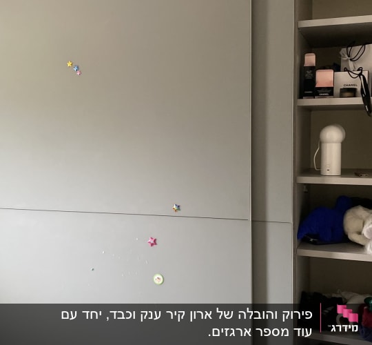 ארון הזזה גדול בגוון אפור עם יחידות מדפים פתוחות